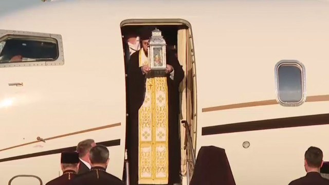 VIDEO. Lumina Sfântă adusă de la Ierusalim a ajuns în România. Ea va fi trimisă și în Republica Moldova și Ucraina
