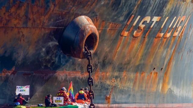 Activiștii Greenpeace s-au legat de o navă care a adus petrol rusesc în Norvegia în semn de protest împotriva războiului din Ucraina
