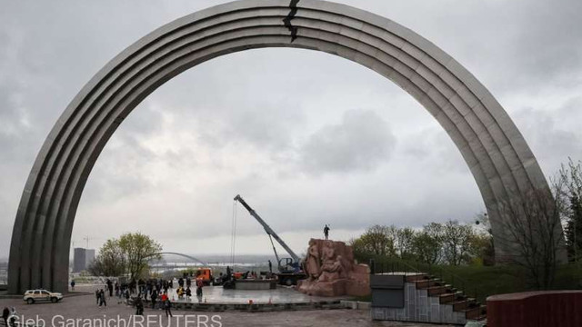 Kievul a distrus statuia care simboliza unitatea și prietenia cu Rusia