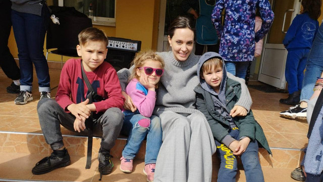 Angelina Jolie se află în Ucraina. Vedeta a vizitat copiii afectați de război din Lviv