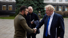 Boris Johnson, convorbire telefonică cu Volodimir Zelenski: Vom continua să furnizăm echipamente pentru a ajuta forțele armate ucrainene să își apere țara