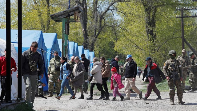 Localnicii din Mariupol sunt evacuați cu ajutorul ONU și al Crucii Roșii / 100 de civili sunt pe cale de a ieși din orașul asediat
