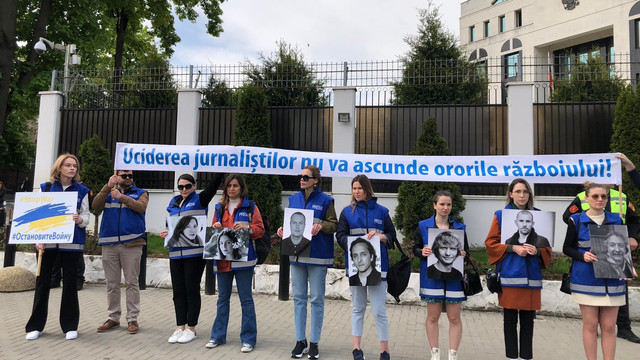 ”Uciderea jurnaliștilor nu va ascunde ororile războiului!” - flashmob în fața Ambasadei Federației Ruse la Chișinău de Ziua Internațională a Libertății Presei. Nadine Gogu: Spațiul informațional din R.Moldova este supus propagandei ruse