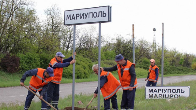 Rușii au înlocuit indicatorul de la intrarea în Mariupol, care afișa numele orașului în ucraineană și engleză, cu unul doar în rusă
