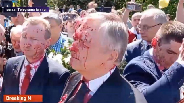 VIDEO | Ambasadorul rus în Polonia a fost stropit cu vopsea de culoare roșie în timp ce depunea flori la cimitirul sovetic din Varșovia