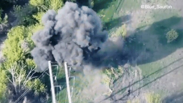Un tanc rusesc calcă pe două mine: suflul exploziei îl ridică în aer. Cum se antrenează ucrainenii să distrugă vehiculele rusești (video)