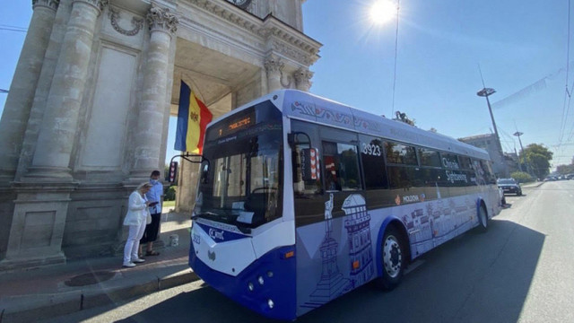 Rută tematică cu troleibuzul turistic dedicată cuplurilor celebre din Chișinău