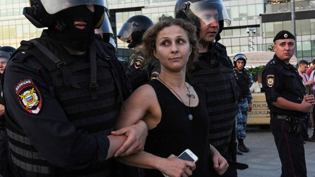 Lidera Pussy Riot a fugit din Rusia deghizată în curier