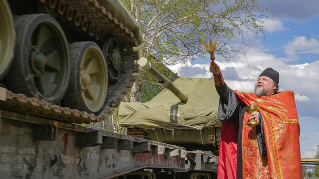 O uzină rusă anunță că a trimis un tren cu tancuri de ultimă generație în Ucraina. Ce a spus preotul care a venit să sfințească tranșa de T-90