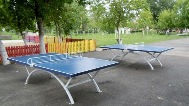 În parcurile din capitală va fi instalat mobilier sportiv