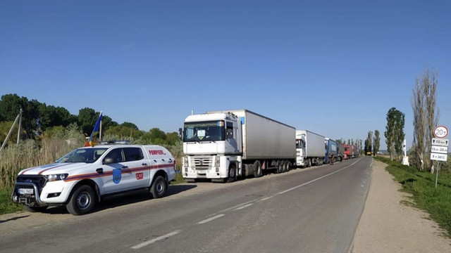 R. Moldova a oferit un lot umanitar Ucrainei. Opt camioane cu produse au fost escortate de angajații Inspectoratului General pentru Situații de Urgență în țara vecină
