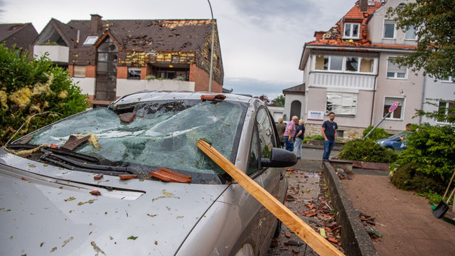Un mort și 60 de răniți în tornadele din Germania. Imagini cu TIR-uri răsturnate, copaci smulși din rădăcini și clădiri distruse