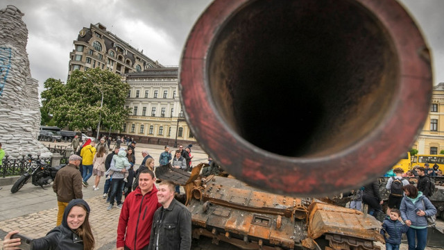 FOTO | Tancurile lui Putin stau pe străzile din Kiev, însă nu cum și-a imaginat liderul de la Kremlin