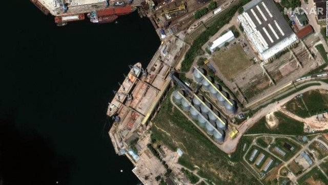 Imagini din satelit care arată cum fură rușii cerealele Ucrainei, în portul Sevastopol (CNN)