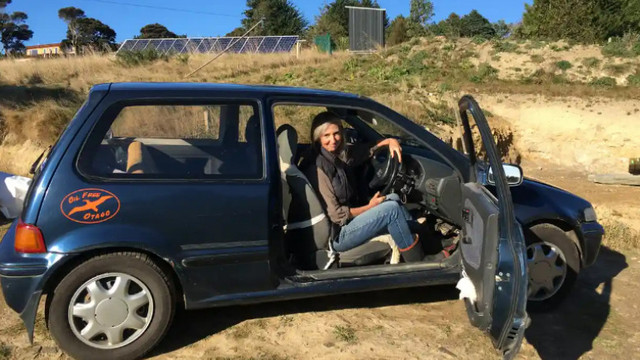 O femeie de 63 de ani și-a construit singură o mașină electrică, fără să aibă cunoștinte de mecanică auto. Cât a costat-o