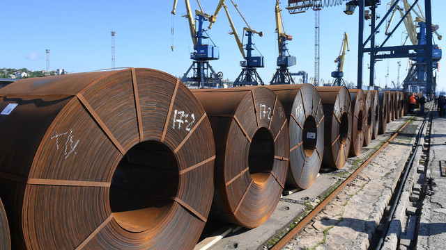 Kievul acuză Rusia că fură 2.700 de tone de metal din Mariupol cu o navă care va pleca din port
