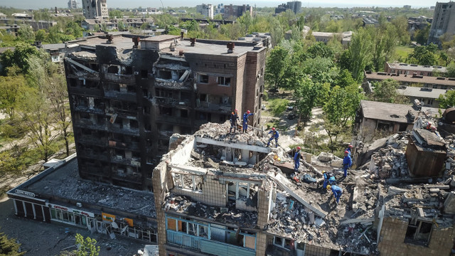 Rușii, acuzați că au transformat un supermarket din Mariupol în groapă de gunoi pentru cadavre
