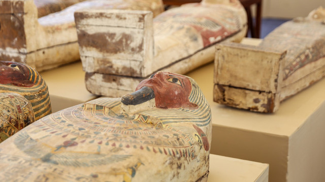 Egiptul dezvăluie 250 de sarcofage recent descoperite în Saqqara, vechi de 2.500 de ani