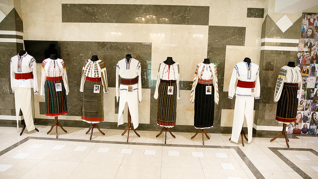 Parlamentul Republicii Moldova găzduiește o expoziție de costume populare (foto)
