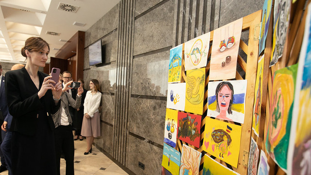 Expoziția de desene ale copiilor refugiați „Pacea și războiul, prin ochii copiilor”, găzduită de Parlament