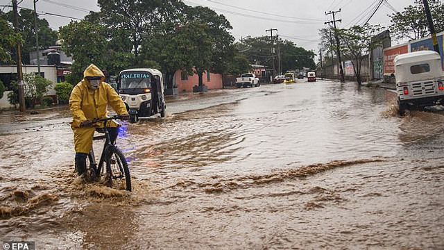 Cel puțin zece persoane ucise de uraganul Agatha în Mexic