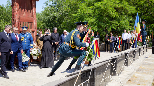 GALERIE FOTO | Ceremonie de comemorare a eroilor români, organizată la Cimitirul de Onoare Românesc din localitatea Țiganca. „Să le mulțumim eroilor pentru jertfa lor, pentru eliberarea Basarabiei, pentru ca noi astăzi să putem vorbi liber limba română”