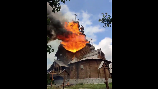 Cea mai mare biserică de lemn din Ucraina, bombardată de ruși
