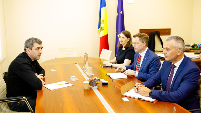 Oficialii NATO, aflați în vizită de lucru la Chișinău, au reafirmat deschiderea instituției pe care o reprezintă de a susține implementarea proiectelor inițiate, precum și de a acorda sprijin suplimentar în eforturile de reformare din R. Moldova 