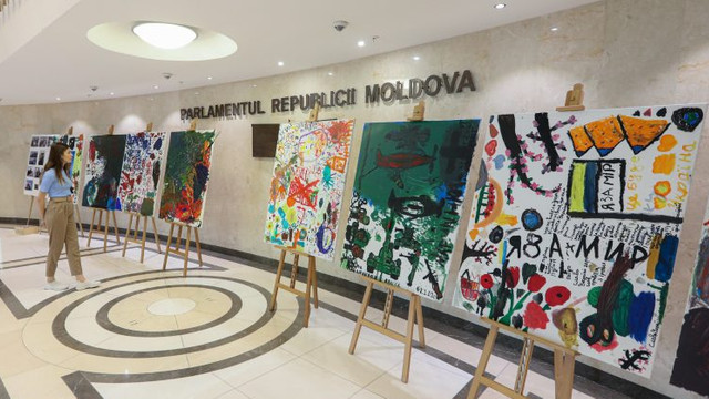 Picturile realizate de copiii refugiați din Ucraina, expuse în incinta clădirii Parlamentului în cadrul unei expoziții de caritate
