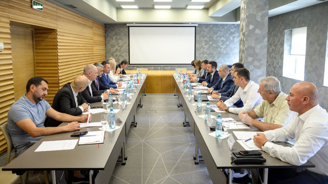O delegație de la Ministerul Transporturilor si Infrastructurii din România, condusă de secretarul de stat, Ionel Scriosteanu, într-o vizită de lucru în R. Moldova 