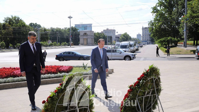 FOTO | Președintele Senatului României, Florin Cîțu, și președintele Camerei Deputaților, Marcel Ciolacu, au depus flori la monumentul domnitorului Ștefan cel Mare din Chișinău