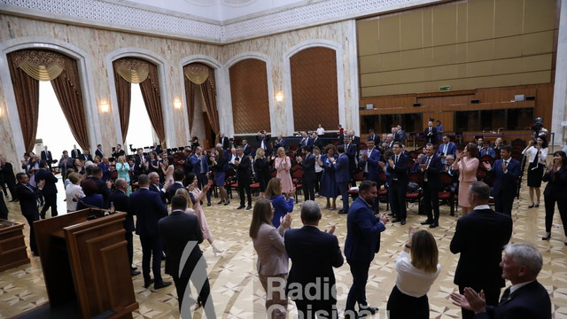 VIDEO | După ședința comună a Parlamentelor R. Moldova și României, politicienii au dansat Hora Unirii