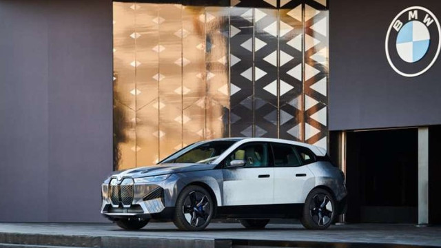 VIDEO | BMW-ul care își schimbă culoarea cu o simplă apăsare de buton. Ultimele îmbunătățiri aduse modelului