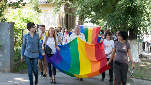 Un marș al comunității LGBT a avut loc la Chișinău. O contramanifestație s-a desfășurat lângă monumentului lui Ștefan cel Mare