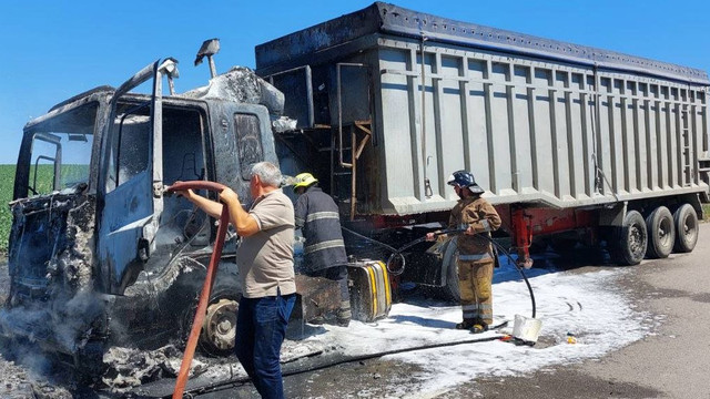 Un camion cu porumb a luat foc în drum spre portul Giurgiulești