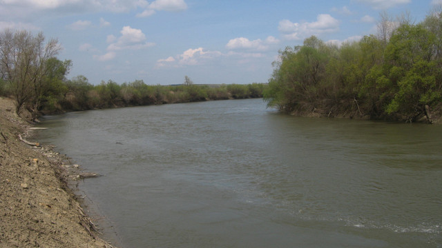 Un pod de pontoane va fi amplasat peste Prut pentru a facilita trecerea tirurilor încărcate cu cereale din Ucraina

