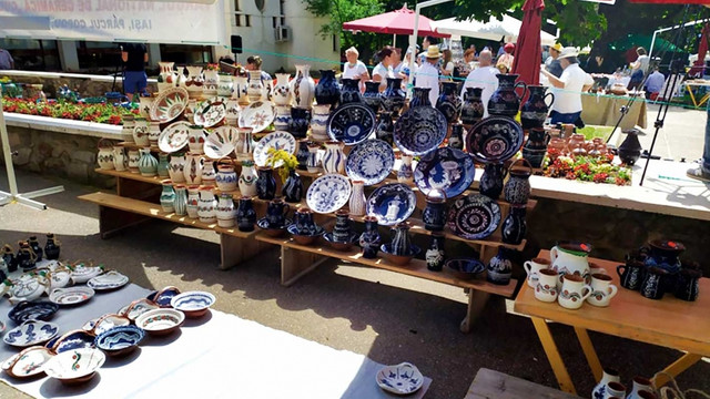 La  Iași are loc faimosul Târg național de ceramică tradițională „Cucuteni 5.000”. Meșteri olari din Republica Moldova se află printre invitați