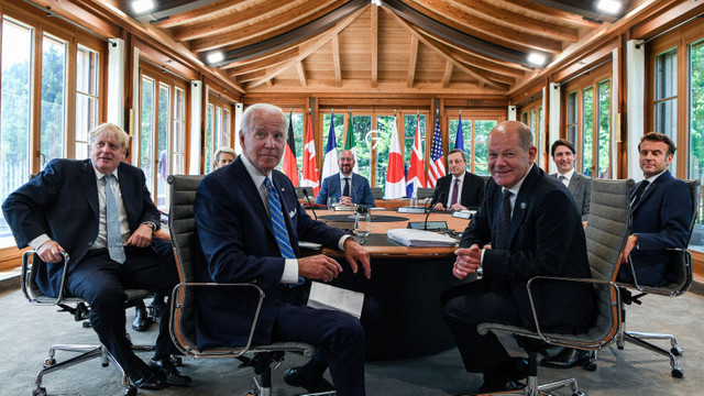 „Sacourile pe noi sau le dăm jos?”. „Trebuie să ne arătăm pectoralii”. Cum au glumit liderii G7, ironizându-l pe Putin 