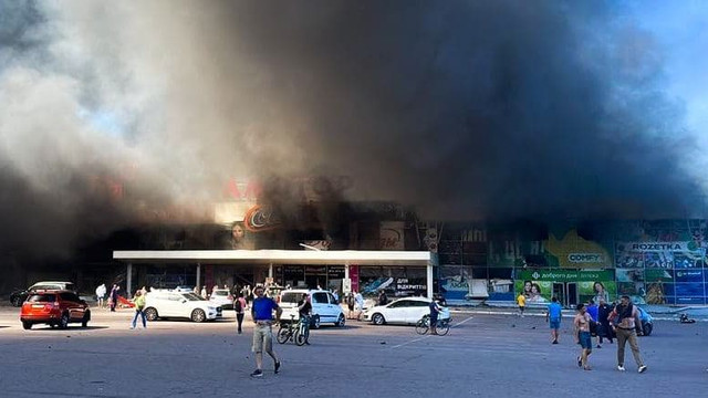 Un centru comercial foarte aglomerat din Ucraina a fost lovit de o rachetă rusească