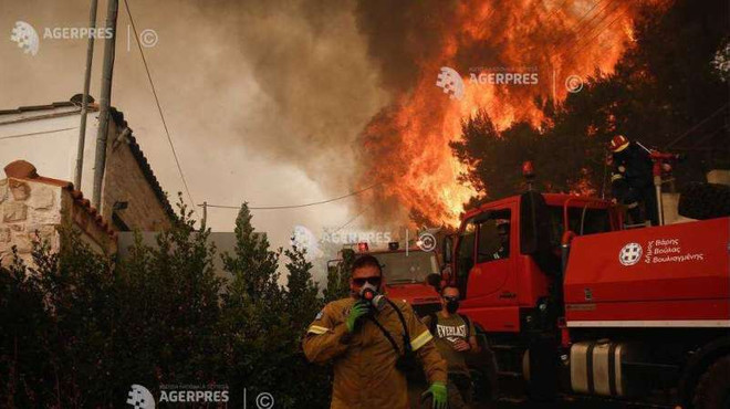 Υπό έλεγχο έθεσαν οι Έλληνες πυροσβέστες τη φωτιά που έπληξε τα νότια προάστια της Αθήνας