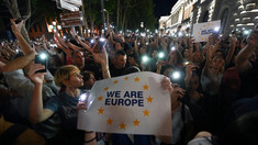 Zeci de mii de pro-europeni au manifestat în capitala Georgiei pentru a cere demisia guvernului: „Noi suntem Europa”