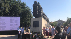 FOTO | Astăzi se împlinesc 73 de ani de la cel mai mare val de deportări staliniste din Basarabia. Un miting-requiem în memoria victimelor deportărilor a fost organizat pe Aleea Gării Feroviare