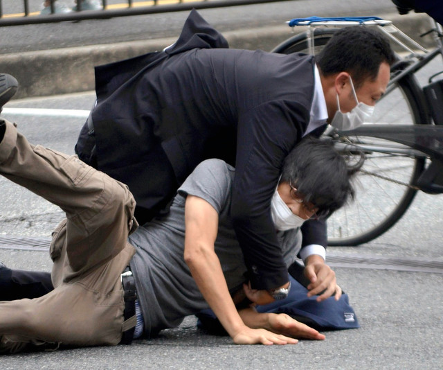 FOTO | Fostul premier al Japoniei, Shinzo Abe, împușcat în cursul unui eveniment electoral