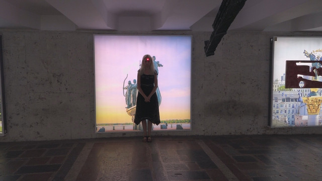 VIDEO | FOTO. Un protest prin artă la adresa războiului din Ucraina, inițiat de artista Valeria Barbas, a tulburat trecătorii de la intersecția străzii Kiev cu bulevardul Moscova din Chișinău