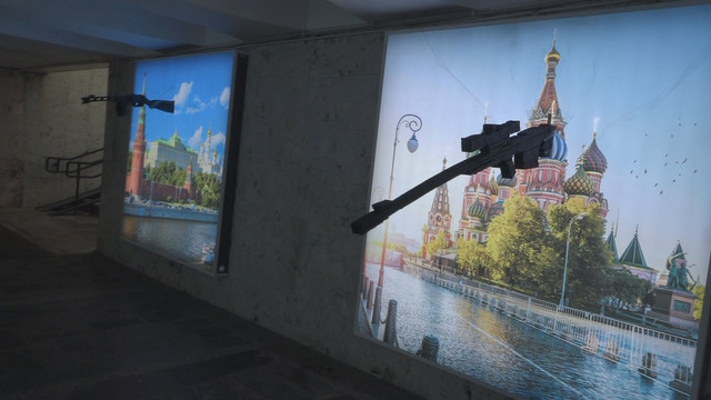 VIDEO | FOTO. Un protest prin artă la adresa războiului din Ucraina, inițiat de artista Valeria Barbas, a tulburat trecătorii de la intersecția străzii Kiev cu bulevardul Moscova din Chișinău