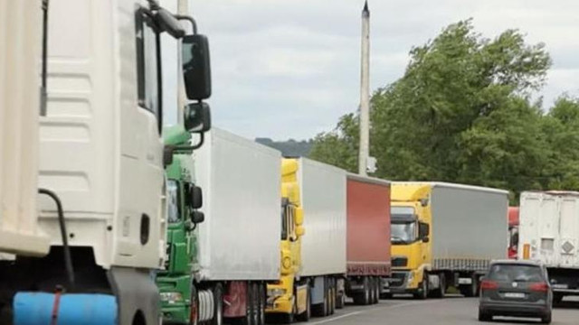 La postul vamal de frontieră Sculeni staționează circa 100 camioane care urmează să treacă formalitățile vamale, pe sensul de ieșire din Republica Moldova