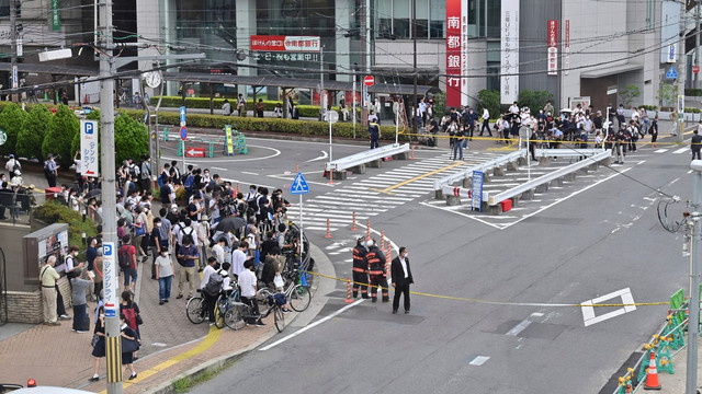FOTO | Fostul premier al Japoniei, Shinzo Abe, împușcat în cursul unui eveniment electoral