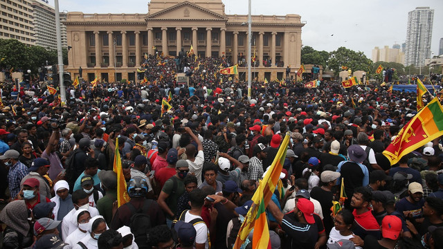 Revoluție în Sri Lanka. Președintele a fugit, protestatarii au dat foc casei premierului 