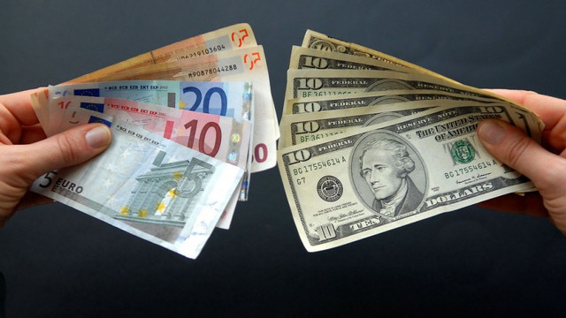 În premieră pentru Republica Moldova, moneda euro a ajuns la același curs cu dolarul american