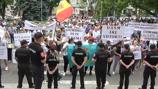 Protest al angajaților și studenților Universității Agrare de Stat din Moldova în fața Guvernului